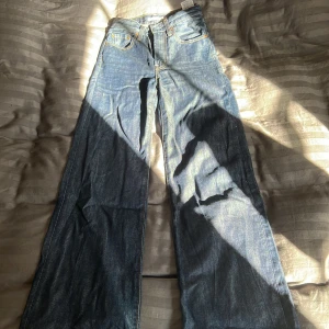 Levis jeans strl 24 - jätte fina Levis jeans som inte går att få tag på längre o de har en mörkblå liknande färg💙 (pris kan diskuteras)