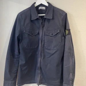 Stone island overshirt  - Hej säljer min Stone island overshirt pga av att den har blivit för liten storlek medium 