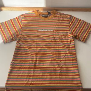 The hundreds t-shirt - Fätt häftig The hundreds tröja med brodering på bröstet och nedanför nacken. Inga skador eller sånt. Vill mest bli av med den nu. Pris kan variera. 