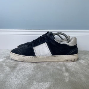 Valentino Flycrew 42 - Säljer dessa super snygga mocka Valentino Flycrews i storlek 42 som kommer vara perfekta inför sommaren | Skick: 7.5/10 utöver att 5 st nitar saknas totalt | Nypris: 6000 kr | Mitt pris: 1700 kr | Hör av er vid minsta fråga eller fundering :)