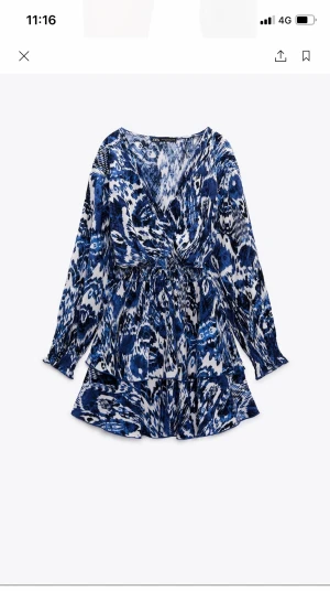 Zara klänning - Har aldrig använt denna klänning från zara som jag köpte för 400kr och den är helt slutsåld nu lappen sitter kvar och anledningen varför jag väljer att sälja är för att jag upplever att den är aningen kort 😊 äskar dock denna klänning.. gör ont att sälja😊