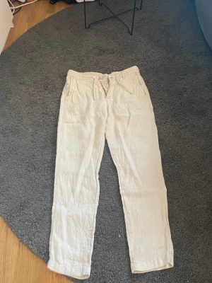 Linnebyxor - Sköna beiga linnebyxor från Zara som jag vuxit ur. Väldigt bra skick, inga fläckar eller liknande. Nypris 699kr, mitt pris 300kr kan diskuteras.