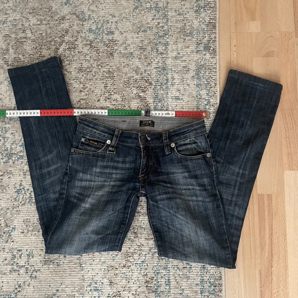 snygga lågmidjade jeans som tyvärr är för små för mig💞midjemått är ca 38, innerbenslängd ca 82. har inga bilder med dem på🫶inte bootcut!. Jeans & Byxor.
