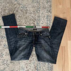 snygga lågmidjade jeans som tyvärr är för små för mig💞midjemått är ca 38, innerbenslängd ca 82. har inga bilder med dem på🫶inte bootcut!