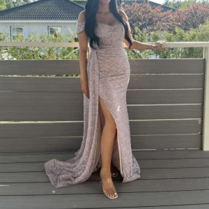 Lilarosa klänning - Urläcker festklänning i lilarosa. Storleken är 36/38 och klänningen är använd endast 1 gång. 