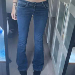 Mid waist bootcut jeans som är köpta på Zalando. Innerbenslängd: 84 cm midja: 31 cm. Är 175 cm för referens💓 Pris kan diskuteras & köparen står för frakt💓