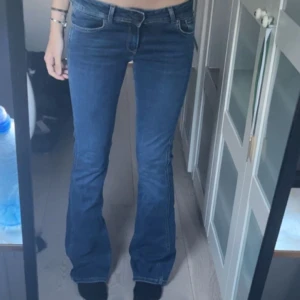 Mid waist bootcut pepe jeans  - Mid waist bootcut jeans som är köpta på Zalando. Innerbenslängd: 84 cm midja: 31 cm. Är 175 cm för referens💓 Pris kan diskuteras & köparen står för frakt💓