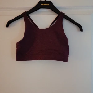 Vinröd sporttopp  - Typ aldrig använd ❤️ I storlek 146-152 👌🏻 Från Stadium 