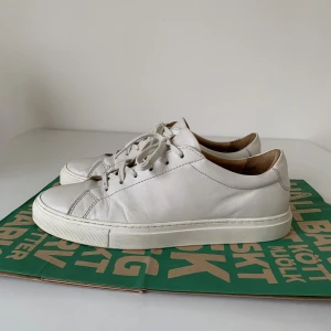 A Day’s March Sneakers - Vita sneakers från A Day’s March. I fint skick. Nypris: 1 600 kr.