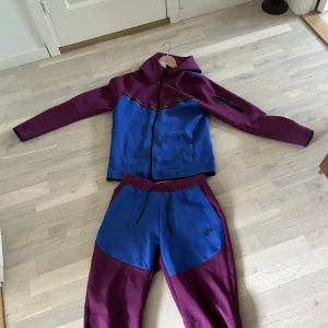 Nike tech fleece tracksuit  - Andvänd några gånger bra skick. Storlek m i byxorna och storlek s i hoodie .