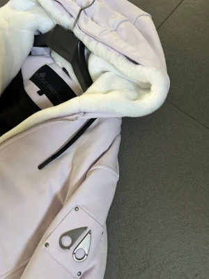 Moose knuckles jacka  - Andvänd 2 gånger bra skick. Storlek m men den är liten i storleken så den passar s också.