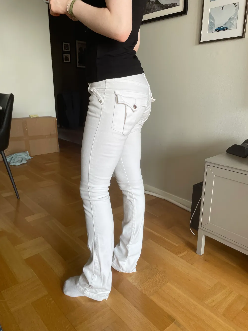 Säljer dessa snygga låga vita jeans med coola fickor❤️Dom har några minifläckar (hade när jag köpte) om man tittar nära men man märker det verkligen inte (därmed priset). Köpt i Paris! 💖det står 28 inuti (w28?) midja: ca 39 innerbenslängden: drygt 83,5 cm❤️. Jeans & Byxor.