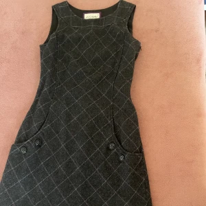 Klänning  - En jättefin randig svart klänning som är i väldigt bra skick, skriv gärna om du vill diskutera priset eller har frågor 🙂👍