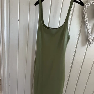 Klänning  - Grön takt klänning från zara med slits baktill 