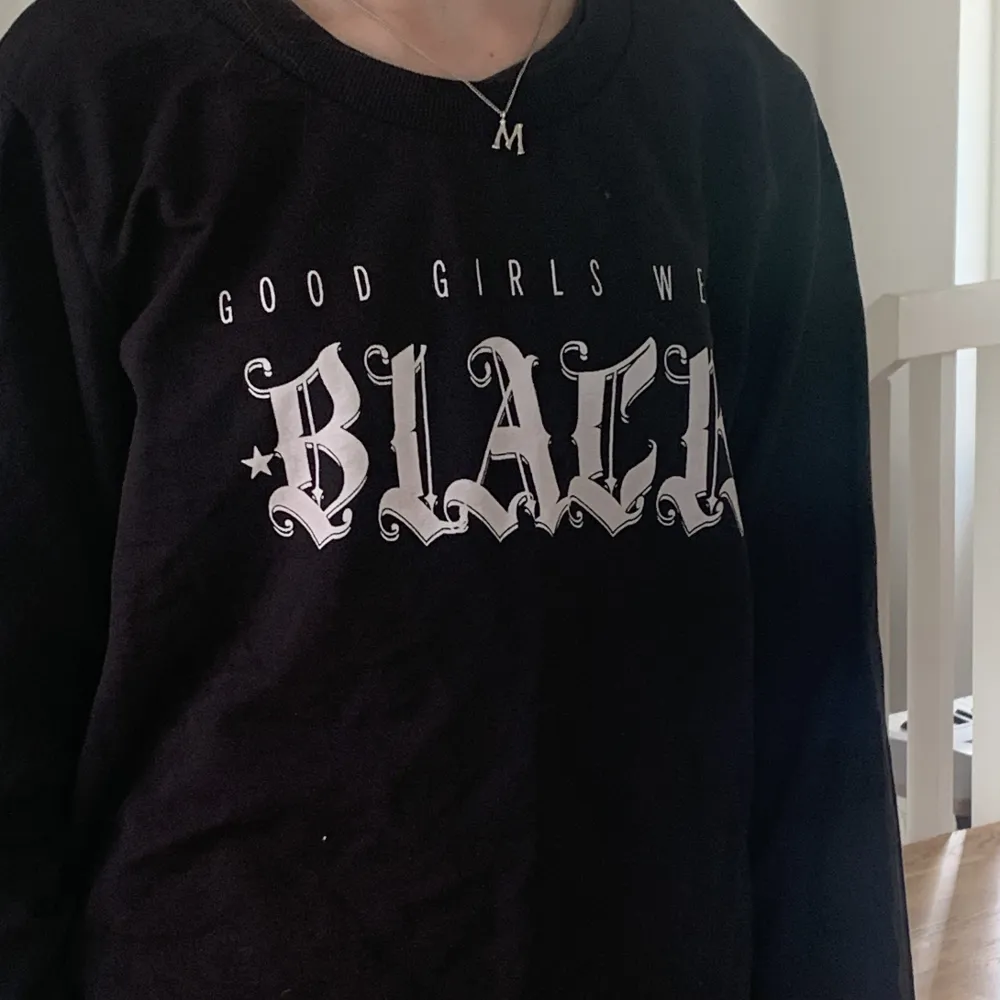 En svart sweatshirt i storlek medium. Sparsamt använd och köpt secondhand. Bra skick. Priset kan diskuteras. (Något konstigt hände med min kamera på sista bilden). Hoodies.