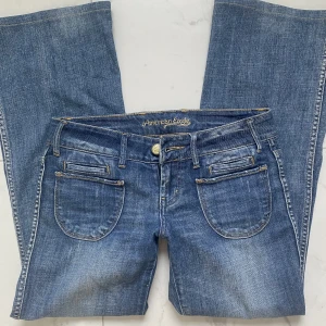 Jeans - Lowrise American Eagle jeans i bra skick! midjemått 38cm innerben 73 cm Jag är 163! 