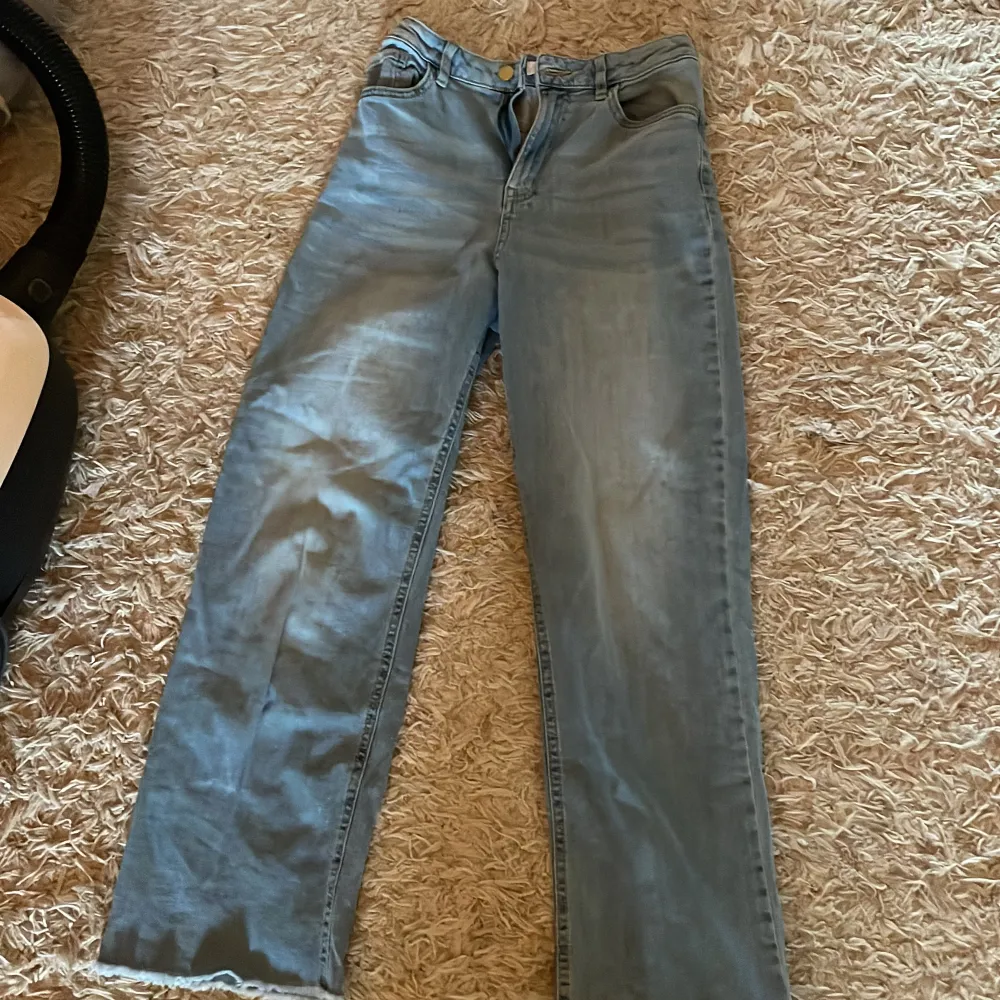 Säljer jeans från lindex storlek 164 (passar xs o xxs o till o me S). Säljer pga inte min stil. Utöver det är de sååå snygga!. Jeans & Byxor.