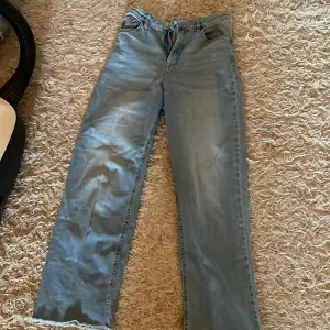 Säljer jeans från lindex storlek 164 (passar xs o xxs o till o me S). Säljer pga inte min stil. Utöver det är de sååå snygga!