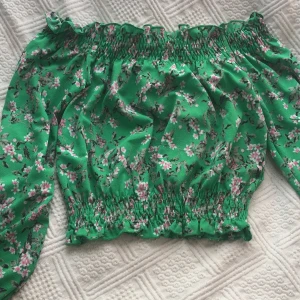 off shoulder topp - Söt stretchig topp från gina tricot som inte längre säljs. Luftig och har använts en del. 