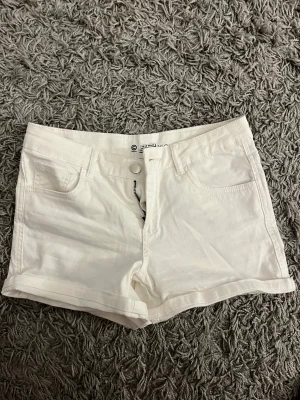Vita jeansshorts  - Säljer ett par vita jeansshorts från Cubus i storlek 158. Säljs för 40kr plus frakt TRYCK INTE PÅ KÖP NU