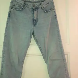 ljusblå jeans från bikbok som inte säljs längre. De är straight fit och väldigt sköna. 