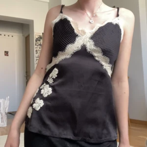 Guess linne! - Superfint linne i silke från guess! Mycket bra skick bortsett från att en knapp saknas (se bild 3), men det är inget som märks och går lätt att fixa <3 justerbara band!