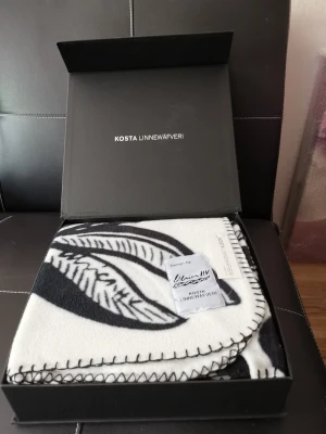 Helt ny pläd Linnewäfveri  - Helt ny pläd från Linnewäfveri i kartong i storlek 150x200 