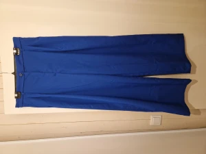 Byxor från Monki - Använd sparsamt. Vida ben. Klar blå färg.