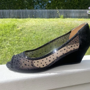 Klackskor - Älskar dessa skor! Perfekt tilll balen😍så fint med svarta rhinestones och de har en låg klack som gör dom enkla att gå i!Måste tyvärr sälja då de är lite för små för mig…