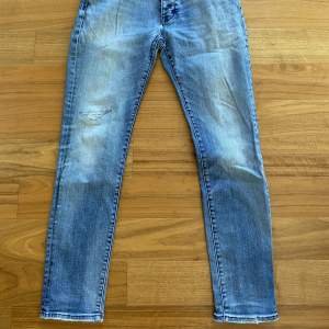 Ett par fina Neuw jeans, knappt använda ett hål igensytt annars fint skick