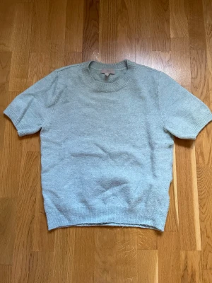 Stockholmsstil tröja  - Stockholmstil tröja den är väldigt populär men finns inte i lager längre i hm. Ställ gärna frågor❤️❤️ (turkosgrön)