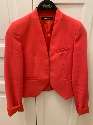 Kort kavaj jacka i orange - Jag säljer min snygga Gina Tricot jacka/ kavaj för 100kr i storlek 36. Jag kan skicka den eller mötas upp i Stockholm city. Den är lite använd och går att ha till mycket. Om du vill att jag skickar den så får du stå för frakten. Det är bäst så. 