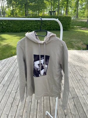 Limitato hoodie - Säljer nu min Limitato hoodie för att den var för stor för mig. Nypris 3000kr