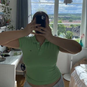 Polotshirt - Skitcool polo tisha i en underbar grön färg! Säljer den väldigt syrt då den köptes dyrt + att jag gillar den så mycket, så vill bara sälja till bra pris!🫶🏼 Strl 38, men ”passar” också mig som har ca 42! Beror på hur man vill att den ska sitta då