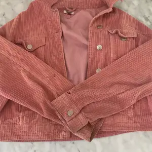 En rosa Tommy Hilfiger vår jacka. Bra skick, inte använd så många gånger då den inte är min stil.