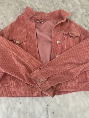Tommy Hilfiger jacka - En rosa Tommy Hilfiger vår jacka. Bra skick, inte använd så många gånger då den inte är min stil.