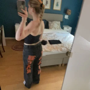 Jeans - Skit snygga jeans från Lukamarchain i storlek S. Passar både som man modell och kvinno modell beroende på vilken passform man söker. Bakfickorna går är halvt igensydda pga texterna. Säljer billigt pga små vita färg fläckar längst ner.