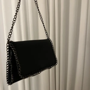 Väska - Jättefin väska liknande Stella McCartney väskorna❤️ jättefin till sommaren 