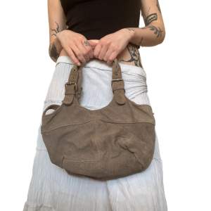 🪩 En perfekt liten väska i mocka 🪩 inga defekter