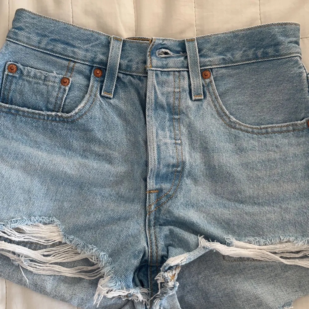  Levis jeansshorts i modellen 501. Nypris 549. Jättebra skick. Priset kan diskuteras.. Shorts.