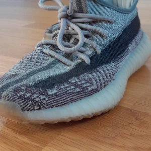 Yeezy Boost  - Använt skick, säljer pga för små. Pris kan diskuteras:)