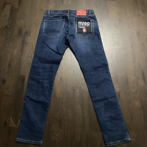 Hugo boss Jeans - Säljer mina hugoboss jeans då varken passar eller är min stil. Använda fåtal gånger. Dom är ganska slimfit och är i mörkblå. Köpta för 1500kr.