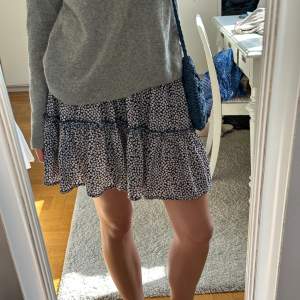 Kort blommig kjol, fint skick och perfekt nu till sommaren.😊🌸