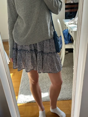 Kort kjol - Kort blommig kjol, fint skick och perfekt nu till sommaren.😊🌸