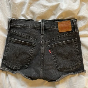 Gråa Levis 501 shorts - säljer mina 501 shorts i grått! (Lånad andra bild) säljer även ett par blåa i en annan annons!