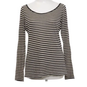 Randig tröja - En vanlig långärmad randig tröja😊