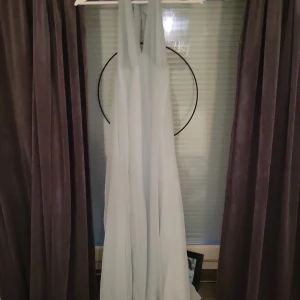 Klänning  - Jätte fin klänning. Aldrig använd. Man kan använda den ute eller till fester. Jag älskar färgen 