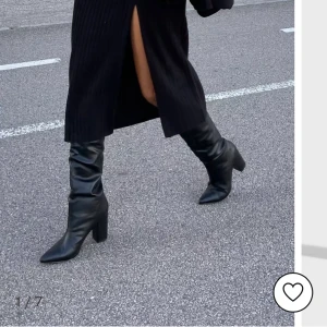 Höga stövlar med klack  - Höga stövlar med klack från Nelly i storlek 36. Enbart använda en gång så är så gott som nya. Slutsålda på hemsidan. Högst bud. 