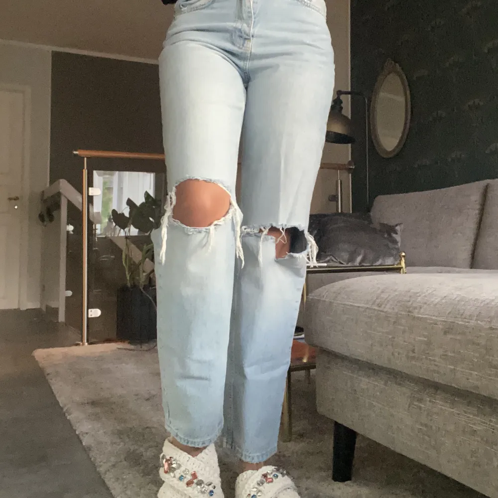 Säljer dessa jeans med hål från Gina tricot!💓💓Säljs då de inte kommer till användning, passar bra på mig som är 1,73👌🏼. Jeans & Byxor.