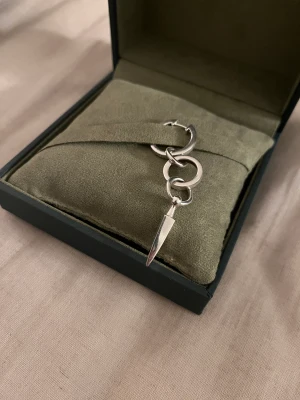 Maria Nilsdotter Chaos Queen earing💕 - Intressekoll!! Har funderat på att sälja mitt jättefina chaos queen örhänge från Maria Nilsdotter då det inte kommer till användning. Väldigt fint skick eftersom det inte är användt särskilt mycket!😊Kom med bud från 2000 och upp vid intresse!💕